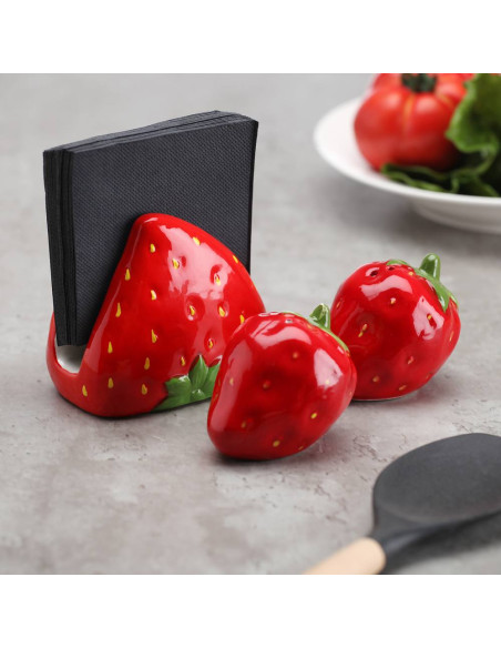 Set sale e pepe fragola in ceramica decorativa